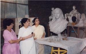 Bharat Ratna Lata Mangeshkar, Usha Mangeshkar and Meena Tai inspecting statue of Mai Mangeshkar.