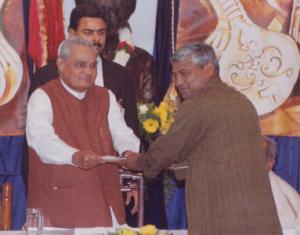 Sharad Kapuskar being felicitated by Prime Minister Atal Bihari Vajpayee at the inauguration of Sawai Gandharwa Smarak.